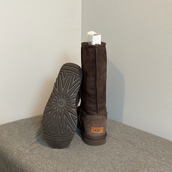 Brown Ugg US 7 - Picture 3 of 3